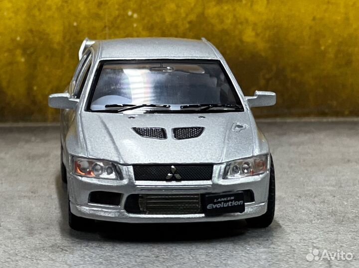 Моделька mitsubishi lancer evo 7 1/36 kinsmart