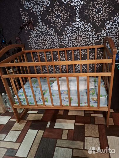 Детская кроватка с маятником