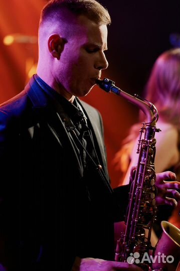 Саксофонист на праздник