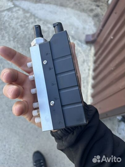 Блок клапанов пневмоподвески mercedes w220