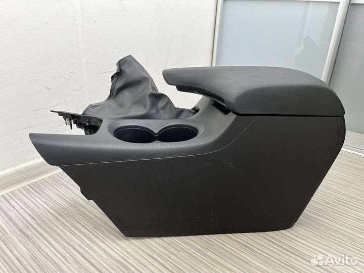 Подлокотник бардачок Mazda Axela