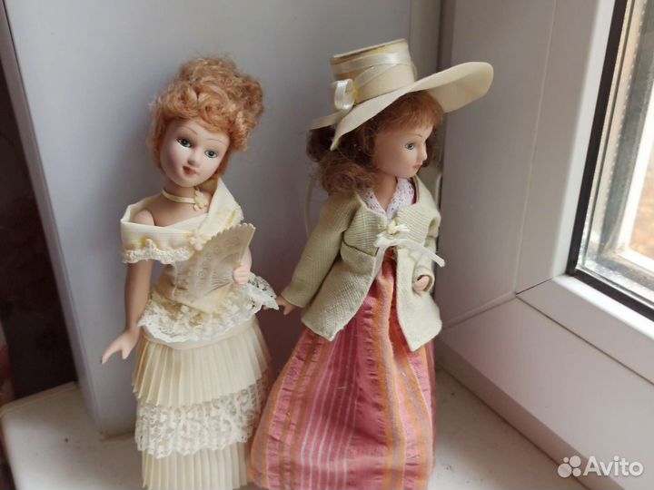Кукла фарфоровая