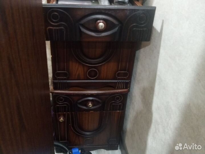 Две прикроватные тумбы бу,комод