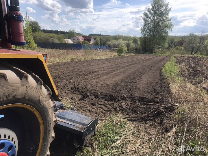 Вспашка земли трактором с почвофрезой