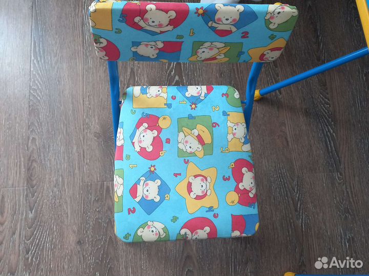 Детский письменный стол и стул