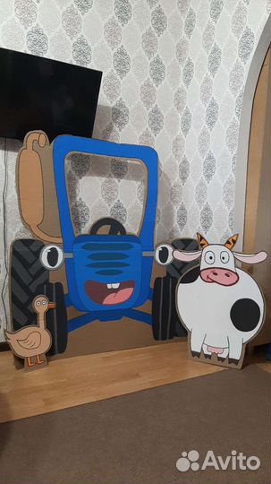 Фотозона синий трактор