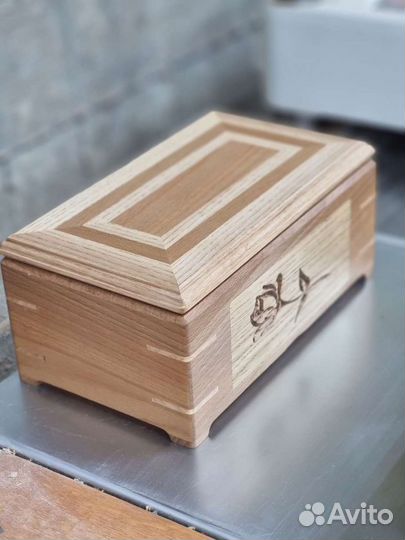 Деревянная шкатулка
