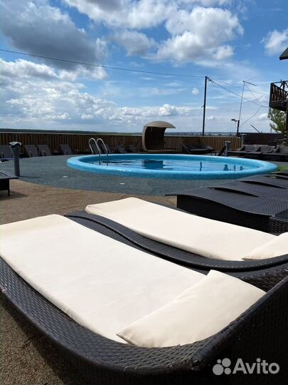 Шезлонг лежак из ротанга