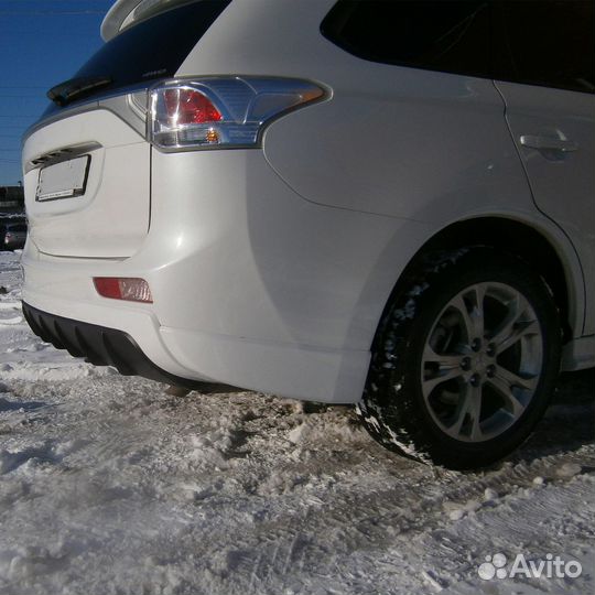 Диффузор на задний бампер Mitsubishi Outlander