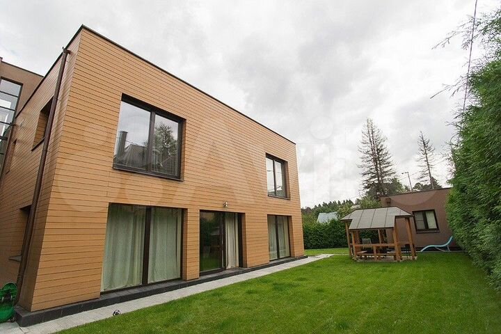 Дом 680 м² на участке 9 сот.