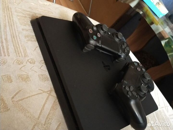 Игровая приставка ps4 slim с 2 джостика