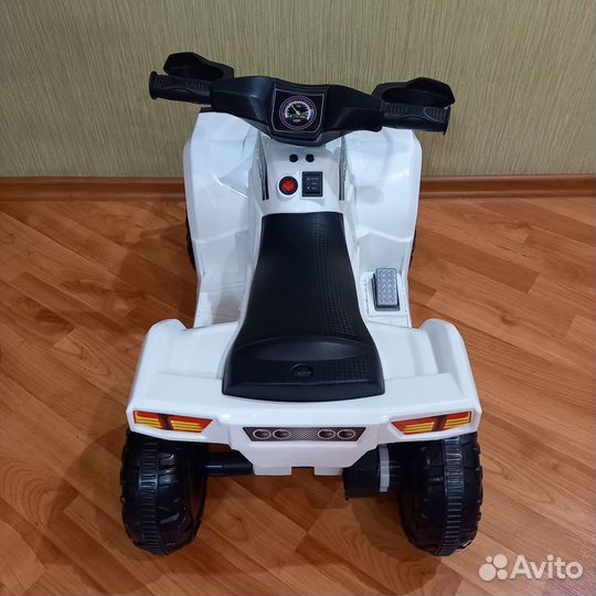 Педальная машинка детская