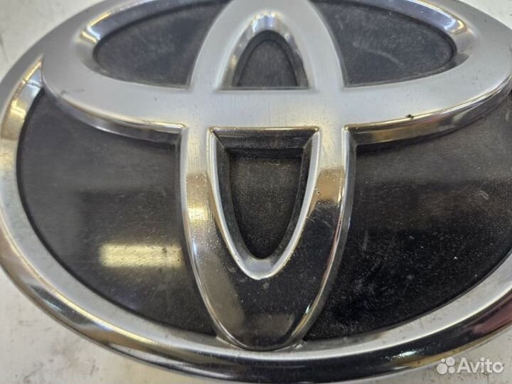 Эмблема решетки радиатора Toyota Camry 70