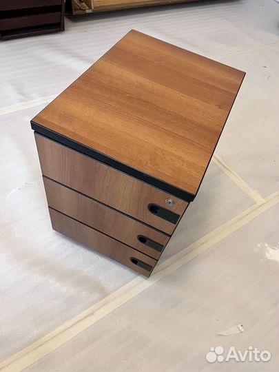 Тумба на колесах