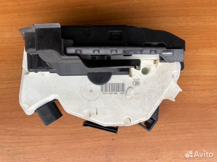 Замок двери задний левый Vw Tiguan cavd 2012