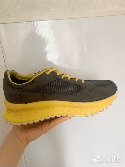 Кроссовки женские