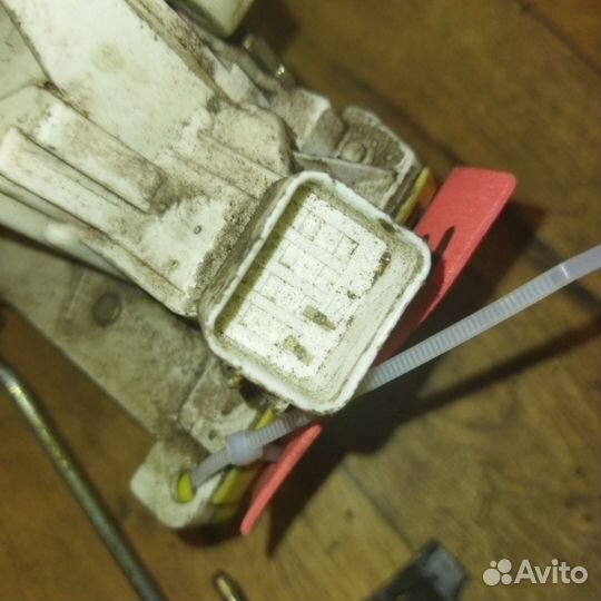 Замок двери задней правой Ford Focus 1