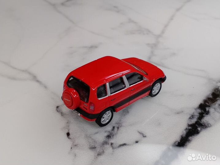 Chevrolet Niva (2002-2009), красная