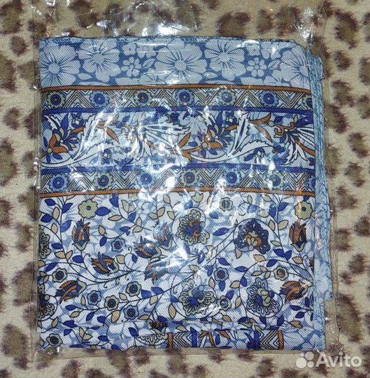 Платок (голубой с рисунком), по форме (квадрат)