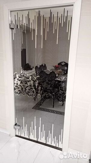 Дверь стеклянная.зеркальная.размер 2.10 на 90