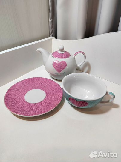 Чайный набор - чайник, блюдце и чашка