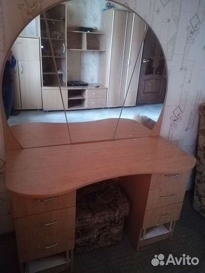 Стол туалетный