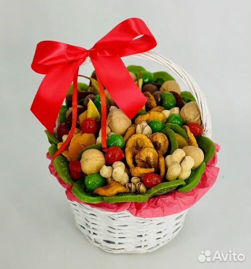 Подарочная корзина с орехами и сухофруктами