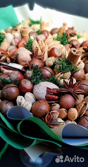 Букет из орехов