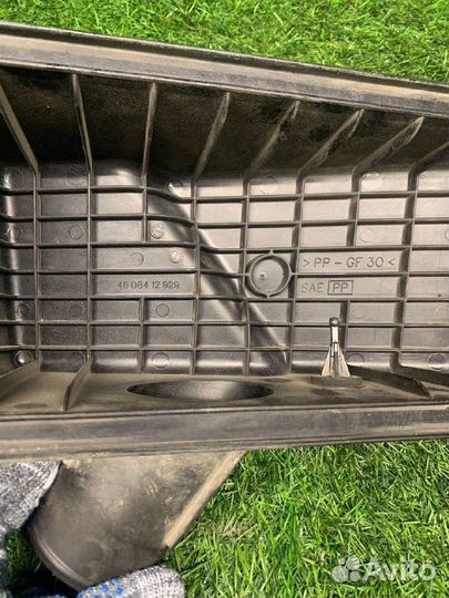 Корпус воздушного фильтра Toyota Avensis 1