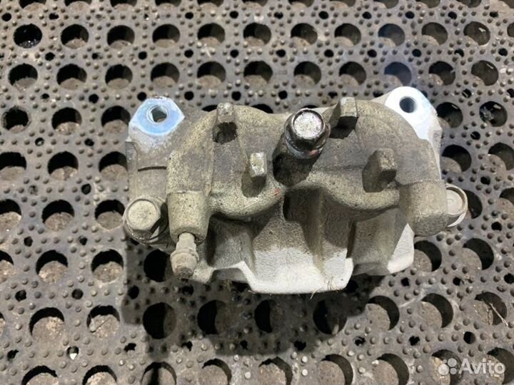 Суппорт тормозной передний левый Mitsubishi L200 V