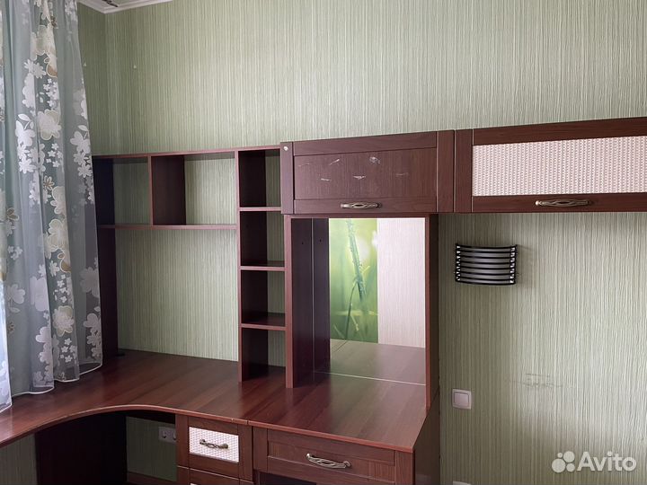 Угловой письменный стол с полками