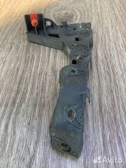 Крепление бампера переднее правое Opel Astra H