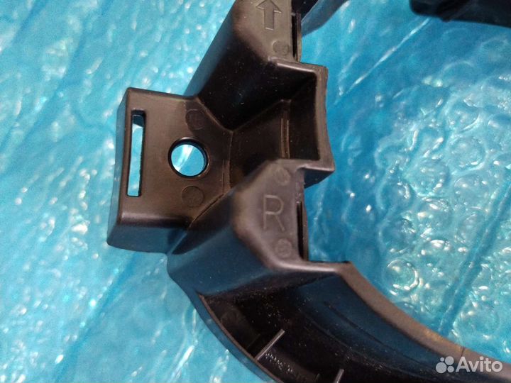 RAV4 -3 Крепление противотуманной фары правое NEW