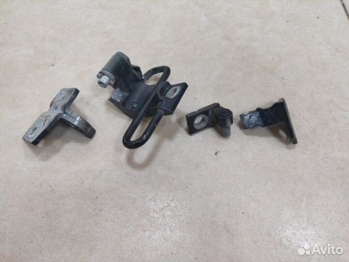 Петля двери задняя левая Volkswagen Passat B6 1.9