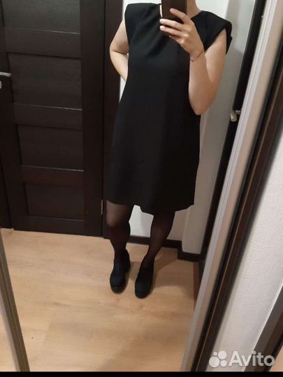 Платье с подплечниками