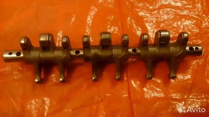 Вал и коромысла впускных клапанов в сборе