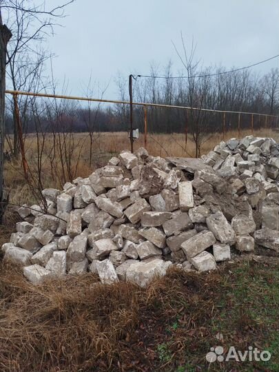 Бой кирпича и бетона на от сыпку дорог