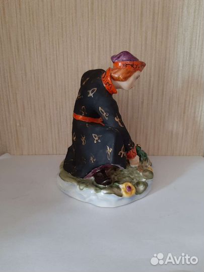 Фарфоровая статуэтка лзфи Иван с лягушкой