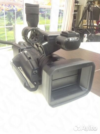 Продаю видеокамеру Sony HXR-NX5E