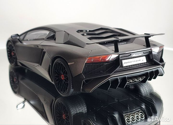 Коллекционная модель Lamborghini LP750-4SV 1:18