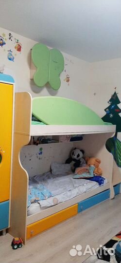 Детская двухярусная кровать, шкаф. Полки
