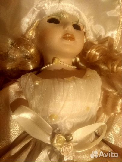 Кукла фарфоровая