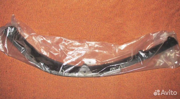 Накладка переднего бампера правая Toyota Avensis 2