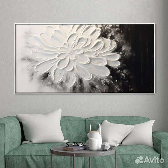 Картина с белым текстурным цветком