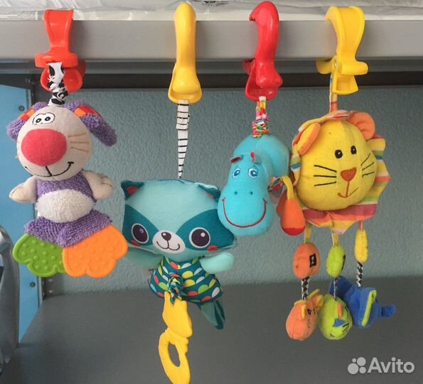 Игрушки на коляску и кроватку