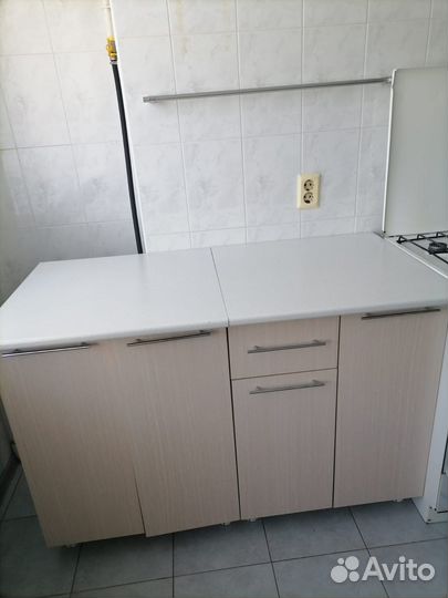 Кухонный набор мебели и вытяжка