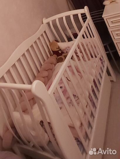 Детская кроватка с маятником и ящиком