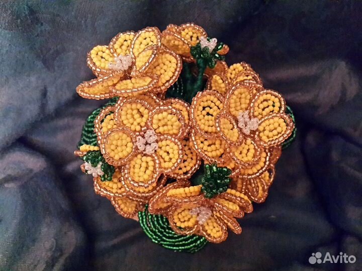 Цветок из бисера в горшке