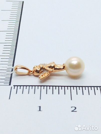 Золотая подвеска с камнем