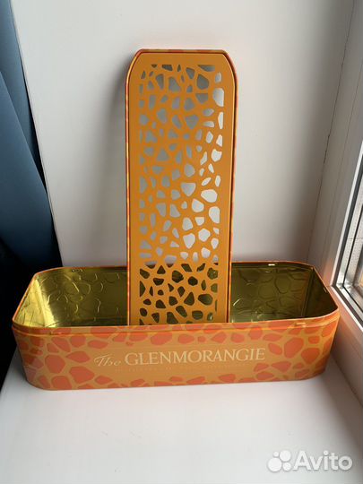 Коробки и бутылки из-под виски